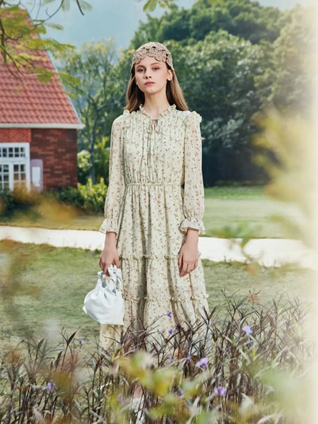 十八淑女坊女装2023春夏季绿色连衣裙