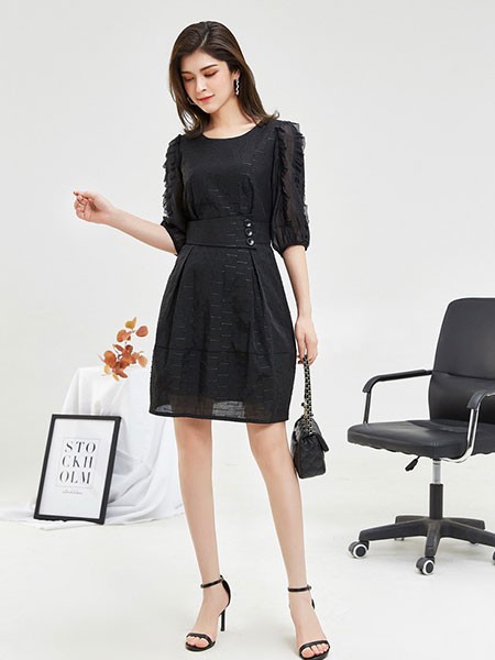 夺宝奇兵女装2023春夏季黑色连衣裙