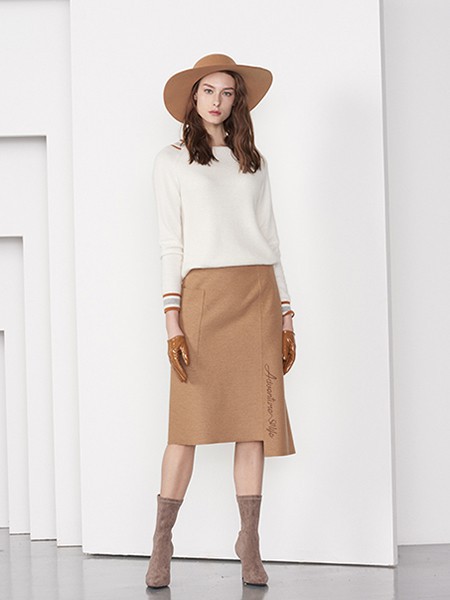 kako女装2022秋冬季驼色包臀裙