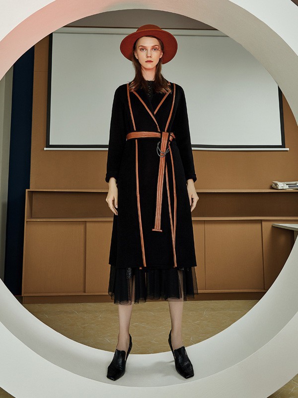 羽沙国际女装2022秋冬季黑色大衣