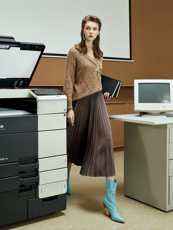 羽沙国际女装2022秋冬季咖啡色百褶裙