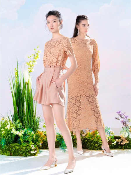 欧点女装2023春夏季驼色连衣裙