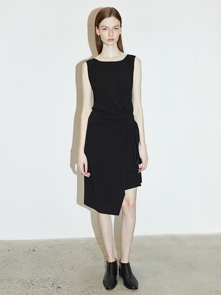 卡利亚里2023春夏季黑色连衣裙