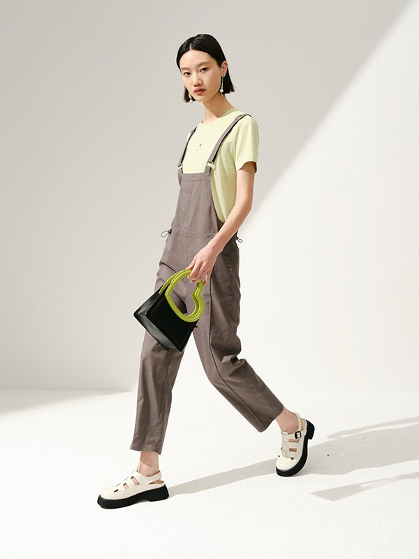 贝茜妮BISELENA女装2023春夏季卡其色背带裤