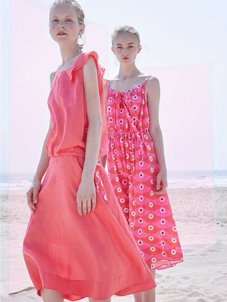 芭蕾君女装2023春夏季粉色吊带裙