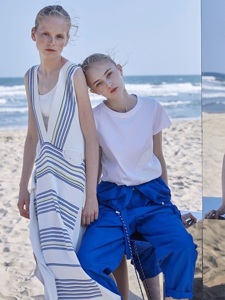 芭蕾君女装2023春夏季白色T恤