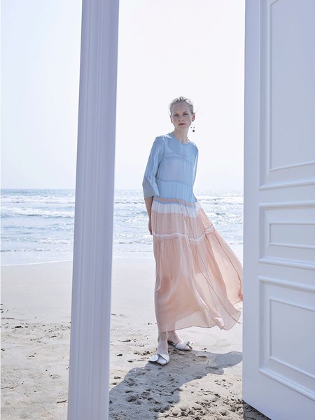 芭蕾君女装2023春夏季蓝色T恤