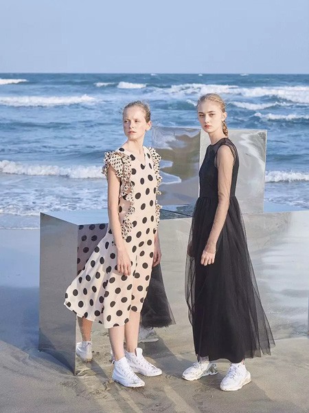 芭蕾君女装2023春夏季黑色连衣裙