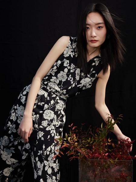 凯恩女装2023春夏季黑色连衣裙