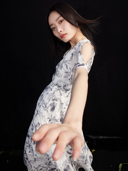 凯恩女装2023春夏季白色连衣裙
