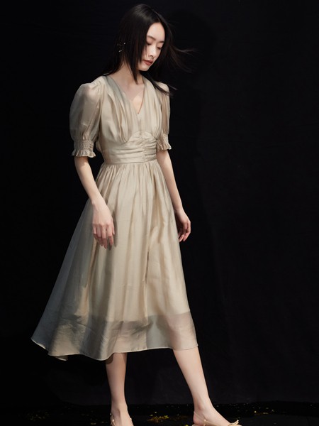凯恩女装2023春夏季卡其色连衣裙