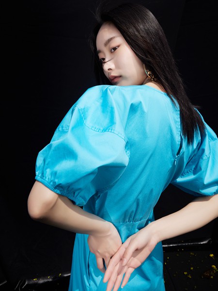 凯恩女装2023春夏季蓝色连衣裙