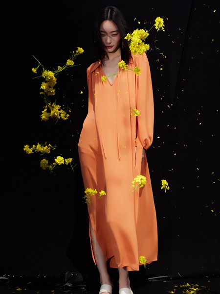 凯恩女装2023春夏季橙色连衣裙