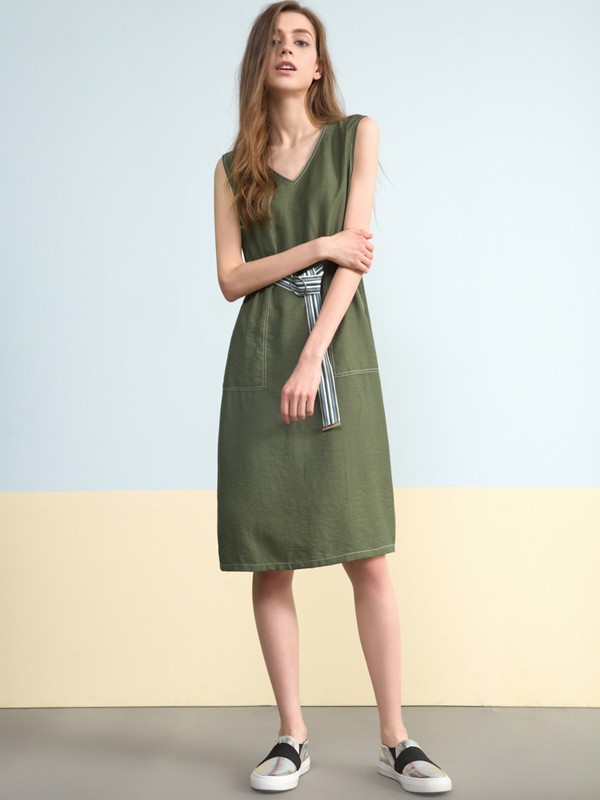 可可尼2023春夏季军绿色连衣裙