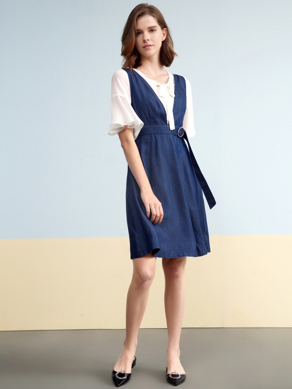 可可尼2023春夏季藏蓝色连衣裙