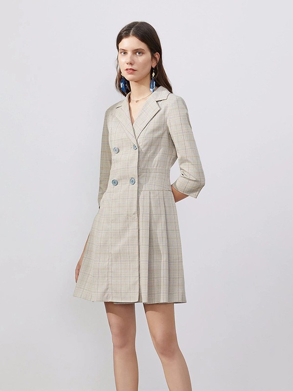 依目了然女装2023春夏季米色连衣裙