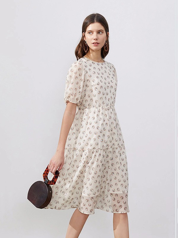 依目了然女装2023春夏季白色连衣裙