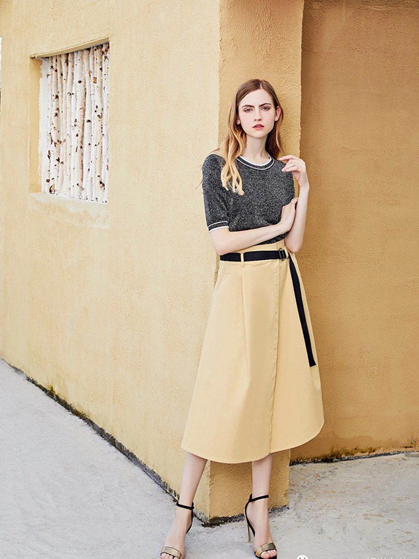 珂珀女装2023春夏季卡其色半身裙