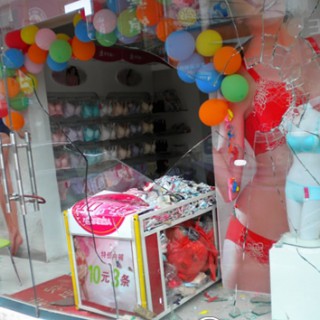 生意火爆店被砸，英姿丽人招惹谁啦？