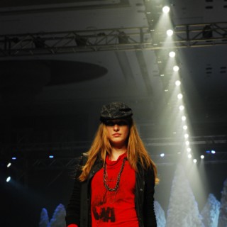 时尚休闲、黑白经典--珂罗娜女装！全国限量招商中！欢迎实力人士加入珂罗娜品牌大家庭！！