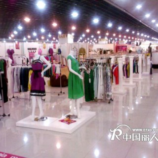 2010创业好项目、加盟品牌服装折扣店