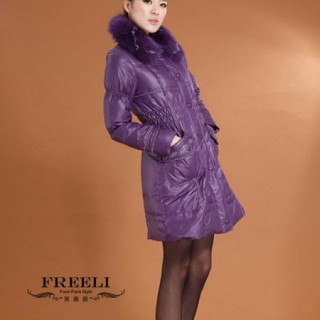 语轩品牌折扣女装，有清洁感之娇细少女般的腼腆，有时也回入一点性感。