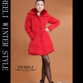 语轩女装有点疯狂却永远优雅，却有鲜明的个性、不羁的追求