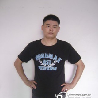 厂家处理5.5元时尚男T恤13714185412