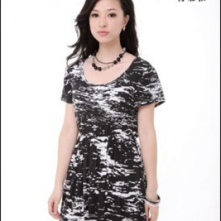 特加依-3258独特设计简约风格清新脱俗不规则印花布局连衣裙　秋季折扣女装