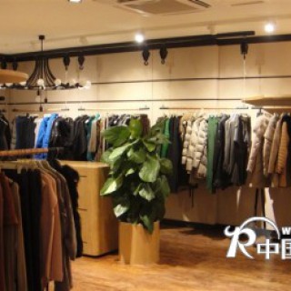 风格自然质朴，个性时尚，欧化大气的莫名女装清仓销售