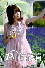 蜜西娅女装突出了女性柔美的感性气质，浓郁的远东风情，尽抒女性心中永远的洒脱与自信。