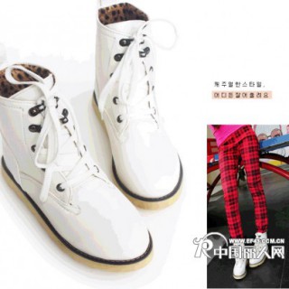 正品一线品质女鞋，2012新款校园风马丁，超低价格，可定做