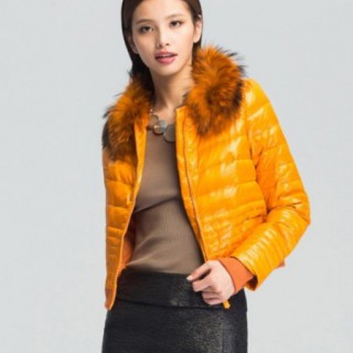 冬季也要五彩缤纷 多彩羽绒服点亮沉闷街头