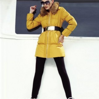 抢眼草芥黄羽绒服 冬季要温暖更要苗条身材