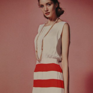 加盟优惠多，市场空间大，款式品种多，尽在秋水三彩伊人折扣女装