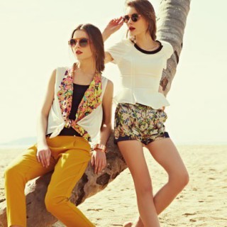 享受沙滩上的阳光吗 夏天去海边怎么装扮 出游服装搭配