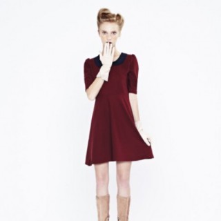 酒红色修身裙知性款 条纹衫搭配什么好看