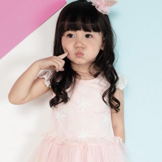 五六岁小女孩怎么穿像洋娃娃 蕾丝衫蓬蓬裙搭配