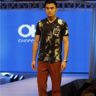 男士印花t恤衫个性款 立领衬衫搭配灰色裤装