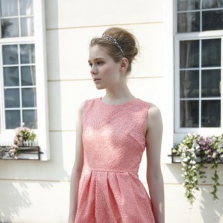 依然秀教您纯色连衣裙搭配