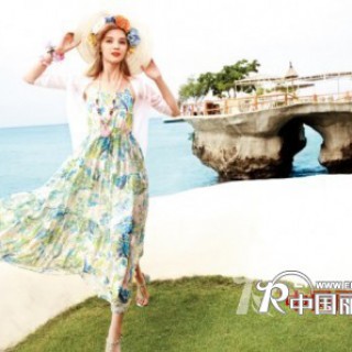 去海边旅游穿什么好 印花裙和开衩裙哪款更好看