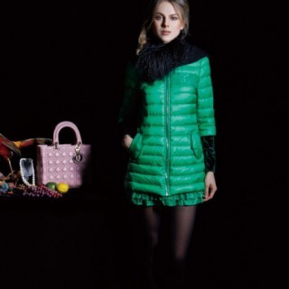 什么款式的羽绒服显瘦 收腰羽绒服轻薄保暖