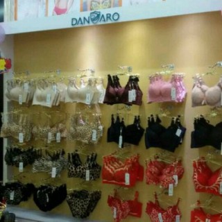 韩国留学美女老板加盟丹黛雅 重庆新世纪店新商场期待您的光临