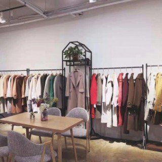 网红说这家服装店的衣服好好看，也想开一家芝麻e柜