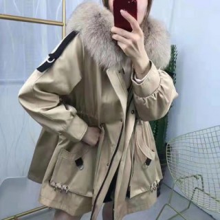 国产女装品牌淘衣岛，属于大众消费的服装。