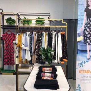花月秋女装服装加盟招商 将时尚进行到底