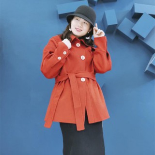 优雅自信时尚红大衣_情侣无极女装加盟