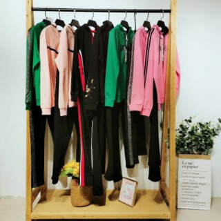 广州品牌折扣女装圆领长袖凸体绣花袋鼠兜系列尾货套装直播货源