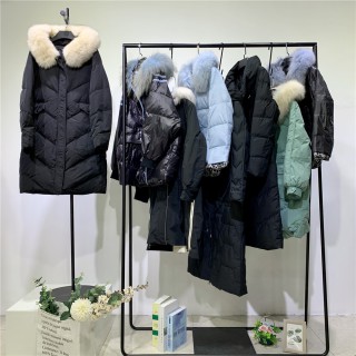 广州华景国际品牌折扣女装简约百搭多品类羽绒服尾货折扣货源