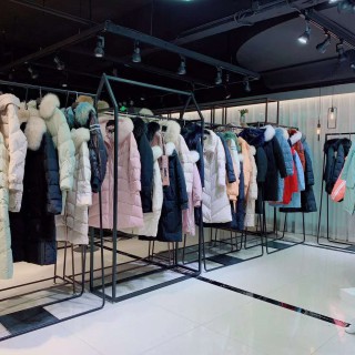 广州华景国际品牌折扣女装日韩风潮牌艾零度加厚保暖白鸭绒连帽大